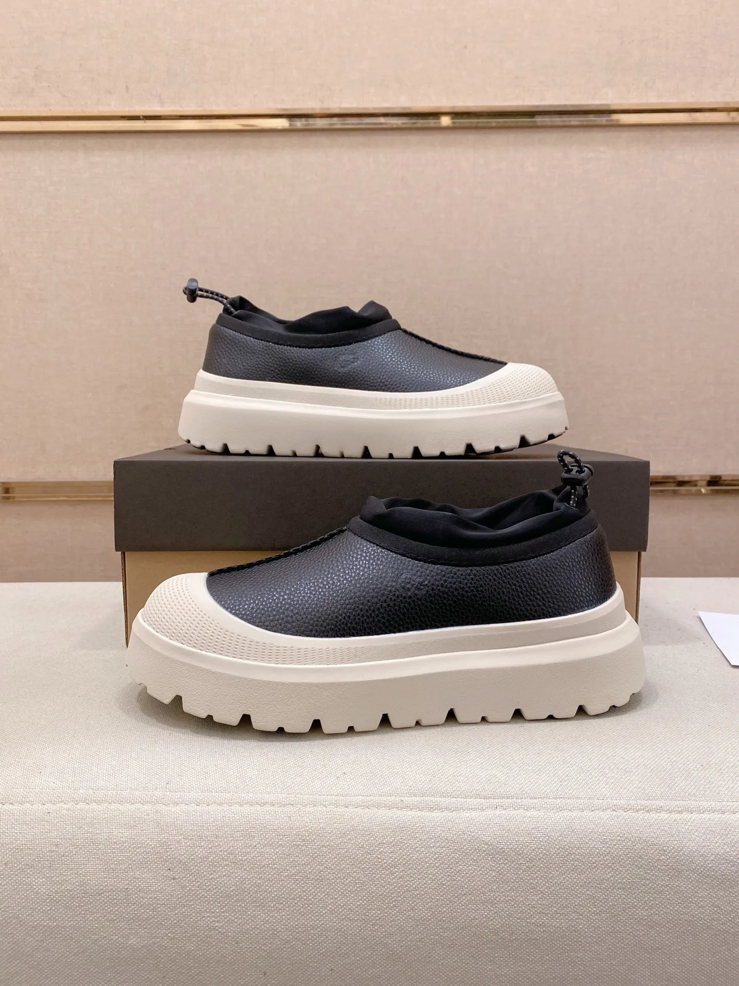 Factory price: 480💰Couple model💏 Same style as Wang Yibo, North American men's shoes Ugg ☃️In the special sale of new high-quality men's shoes snow boots in autumn and winter, the nemesis of extreme cold weather! Made of cowhide leather, merino wool lining, and original outsole, whether driving, outdoor or daily wear, there is always one that suits you! Male and female size: 35-46.